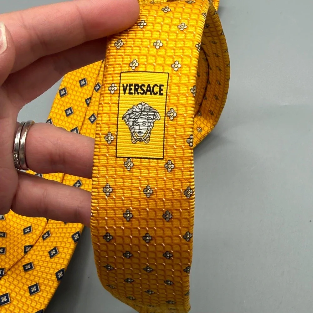 Gianni Versace Mens Vintage‎ Silk Tie Yellow Geometric Medusa Head Made in Italy